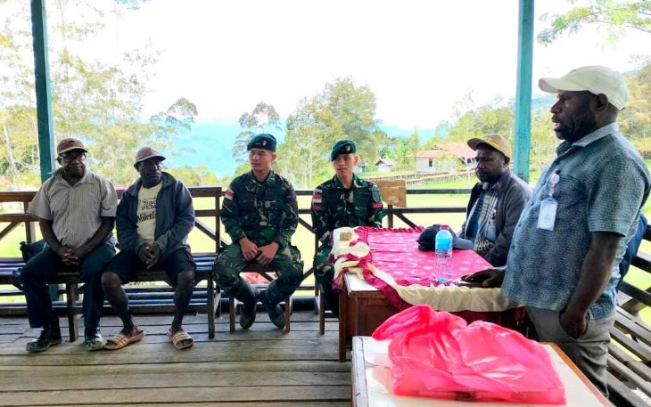 Satgas Yonif Raider 142/KJ saat Hadiri Undangan dari KPU Kabupaten Mamberamo Tengah, bertempat di Aula Kantor Distrik Eragayam, Kabupaten Mamberamo Tengah, Provinsi Papua Pegunungan, Jumat (17/03/2023).