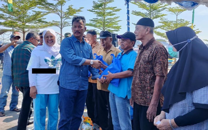 Kepala BP Batam saat Distribusikan Paket Sembako Bersubsidi ke Warga Kecamatan Belakang Padang