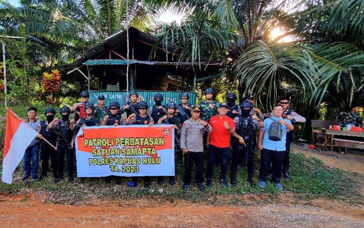 Satgas Pamtas Yonarmed 19/105 Trk Bogani saat Patroli Bersama Polri di Perbatasan RI-Malaysia