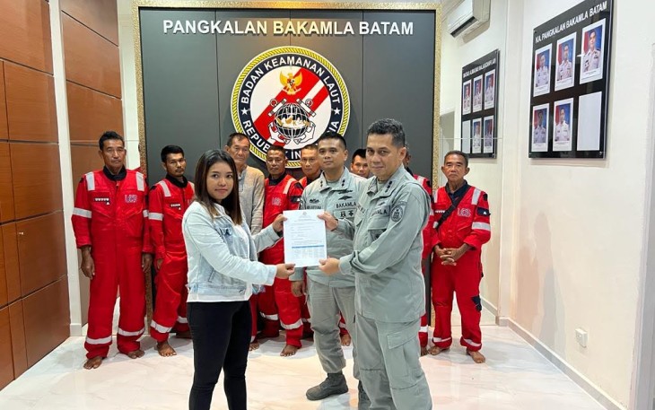 Bakamla RI Serahkan 8 ABK Korban Kapal Tenggelam Kepada Keluarga