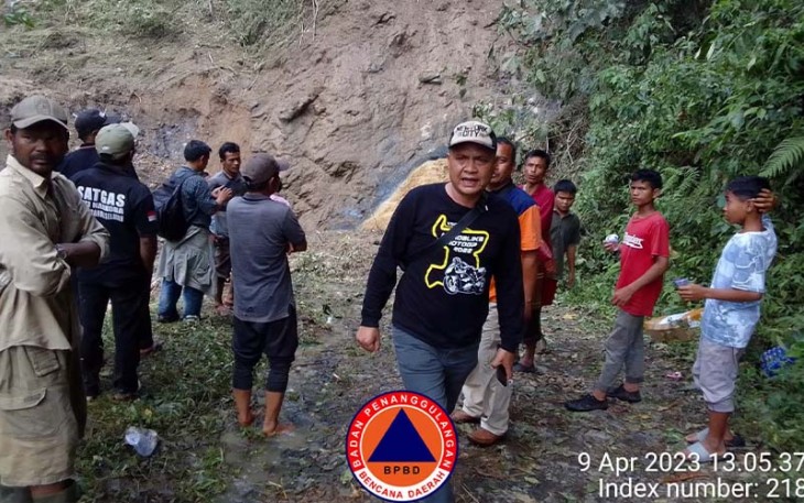 BPBD Tapsel bersama Tim saat meninjau lokasi longsor dan luapan air di Kecamatan SD Hole, Tapsel.