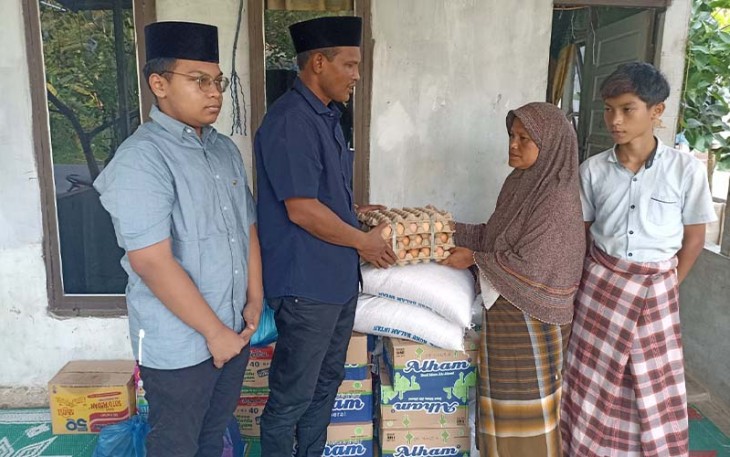Mantan Bupati Aceh Timur bersama Anaknya saat Kunjungi Rumah Korban Tenggelam di Idi Tunong