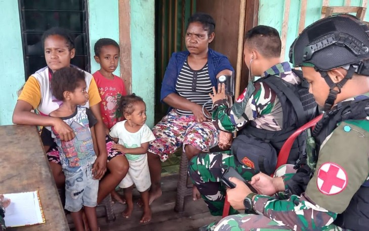 Satgas Pamtas Kewilayahan Yonif Raider 200/BN saat Berikan Layanan Pengobatan Bagi Masyarakat di Papua