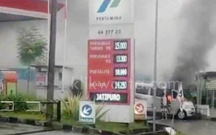 Mobil Daihatsu Grand Max terbakar saat mengisi BBM di SPBU 44 577 22 Jalan Raya Klerong - Jatipuro, Karanganyar, Jumat (28/4/2023). Foto : Istimewa.