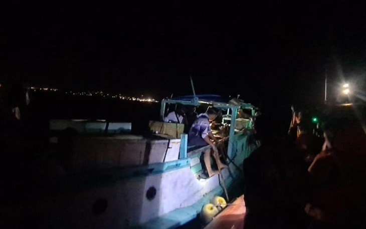 Stasiun Bakamla Kupang bersama Tim SAR Gabungan saat berhasil menyelamatkan 9 orang korban kecelakaan kapal ikan, Jumat (28/4) pukul 16.00 Wita. 