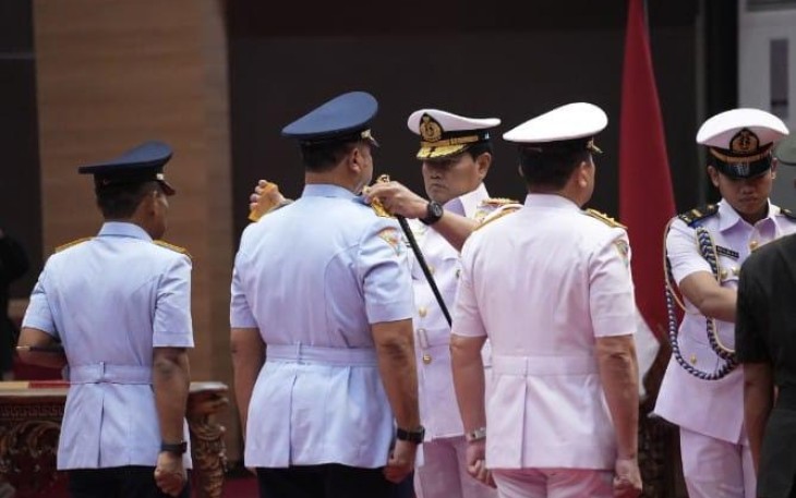  Panglima TNI Laksamana TNI Yudo Margono, S.E., M.M., usai memimpin acara serah terima jabatan yang dihadiri oleh pejabat utama Mabes TNI dan para pejabat yang melaksanakan serah terima jabatan, bertempat di Aula Gatot Soebroto, Mabes TNI Cilangkap, Jakarta Timur, Senin (15/5/2023).