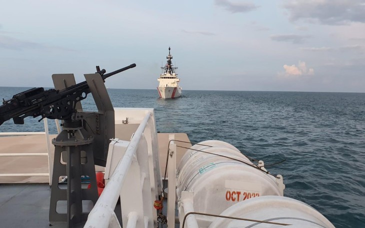 Kapal Bakamla RI saat Passing Exercise bersama Republic of Singapore Navy dan US Coast Guard