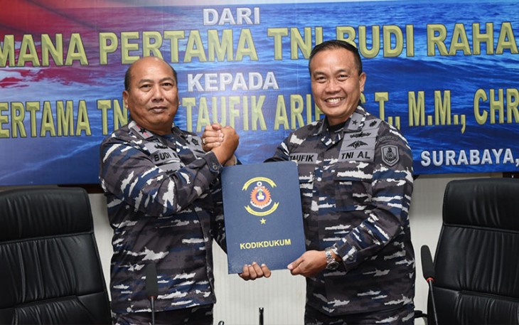 Pembacaan Memorandum Komandan Kodikdukum (Dankodikdukum) Laksma TNI Budi Raharjo dan calon penggantinya Laksma TNI Dr. Taufik Arief, S. T., M. M., CHRMP., CSBA. 