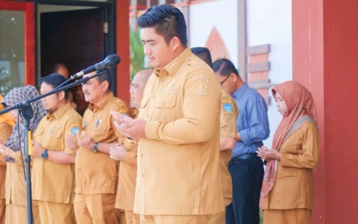 Bupati Roby saat Jadi Pembina Apel Pagi di Bandar Seri Bentan, Senin (24/07).