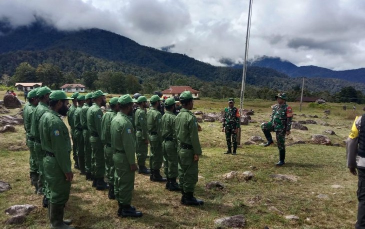 Serda Hendra P. saat memberikan pelatihan Peraturan Baris Berbaris (PBB) dan pembekalan Bela Negara kepada anggota Linmas di Kp. Jila, Distrik Jila, Kab. Mimika, Selasa (01/08/2023).