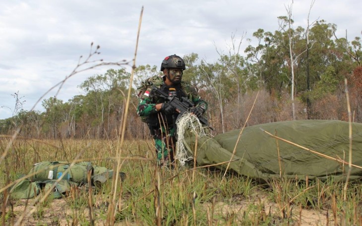 Pasukan TNI Para Raider 501 saat Terjun dari Langit Australia