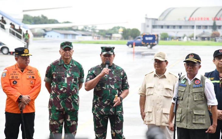 Panglima TNI Laksamana TNI Yudo Margono S.E., M.M., saat mendampingi Menko PMK Muhadjir Effendy melepas keberangkatan pengiriman bantuan kemanusiaan ke Turki di Lanud Halim Perdanakusuma, Jakarta Timur, Sabtu (11/2/2023).