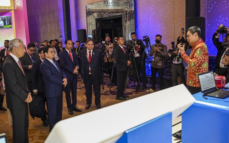 Presiden Direktur PT Bank DBS Indonesia Lim Chu Chong memaparkan strategi Bank DBS Indonesia dalam mewujudkan praktik keuangan berkelanjutan (sustainable finance) kepada Presiden Indonesia Joko Widodo beserta dengan kepala negara-negara ASEAN lainnya pada acara ASEAN Indo-Pacific Forum (KTT ASEAN) di Jakarta, Selasa (5/9/2023). Ini merupakan langkah positif dalam mempromosikan usaha berkelanjutan di antara para pelaku industri dan pemerintah di kawasan Asia Tenggara.