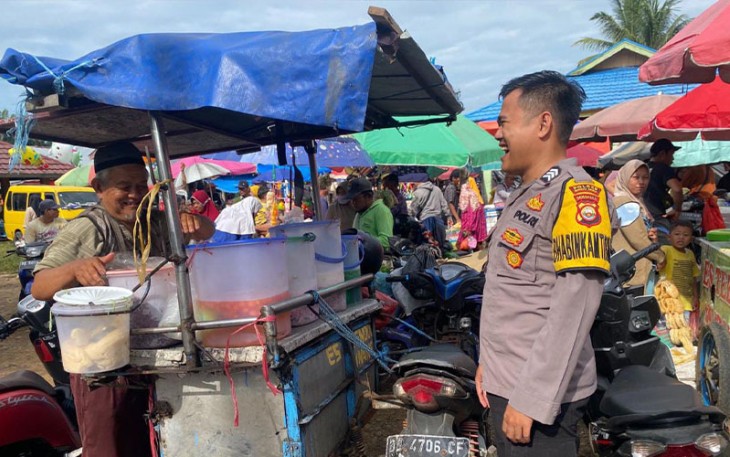 Bhabinkamtibmas Polsek Karang Tinggi saat Sambang Pasar