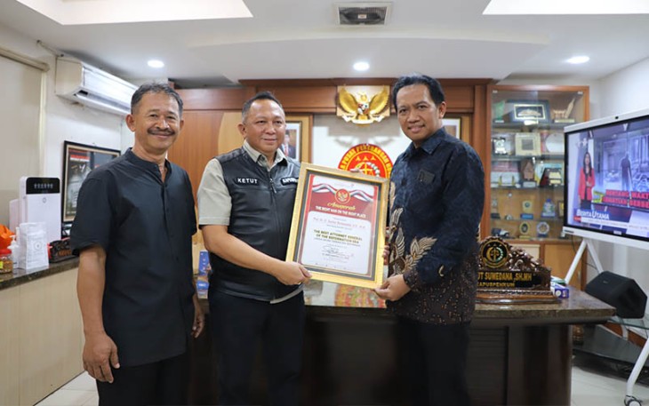 Penghargaan diterima melalui Kepala Pusat Penerangan Hukum, Jaksa Agung