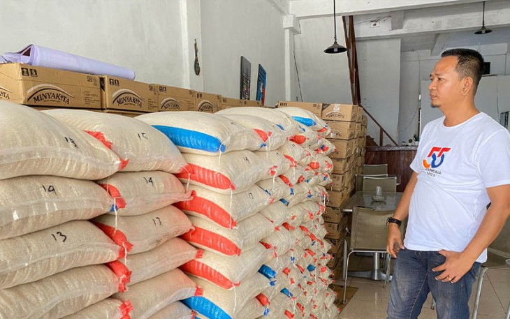 Edy Indra Kesuma saat melihat stock beras organik varietas Pandan Wangi di Gerai Kadin Inhil