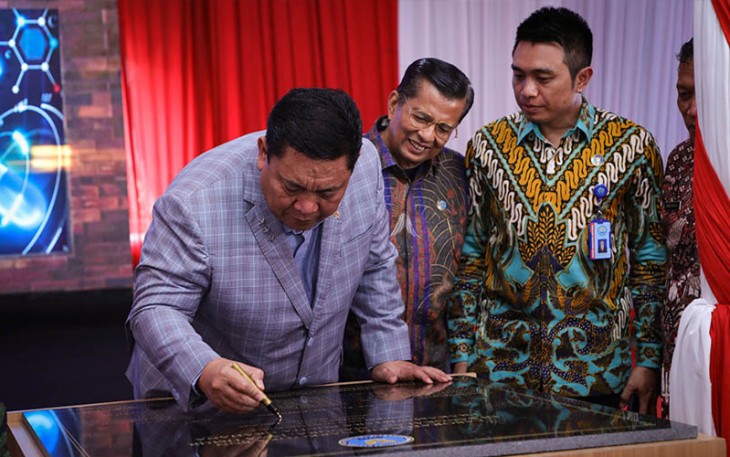 Penandatanganan prasasti oleh Kepala BNN RI, Komjen Pol. Prof. Dr. Petrus Reinhard Golose, didampingi oleh Para Pejabat Madya dan Pratama BNN RI.