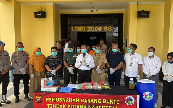 Pemusnahan barang bukti Narkotika dari tindak pidana narkotika yang telah diungkap oleh Satresnarkoba Polres Singkawang, yang dipimpin oleh Kapolres Singkawang yang diwakili oleh Kasat Resnarkoba Polres Singkawang IPTU Dwi Hariyanto Putro, S.H., bertempat di Mako Polres Singkawang Jl. Firdaus H.R.II No. 98 Kota Singkawang, Senin (6/11/2023). 