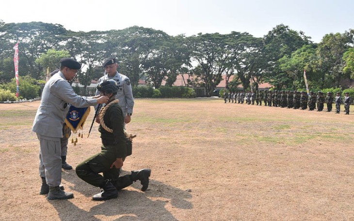 Upacara pembukaan pelatihan dipimpin oleh Kepala Zona Bakamla Tengah Laksma Bakamla Octavianus Budi Susanto, S.H., M.Si., M.Tr.Opsla., di Puslatdiksarmil, Surabaya, pada Senin (6/11/2023).