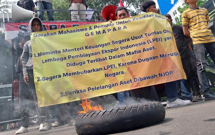 Ratusan mahasiswa dan pemuda yang tergabung dalam Gerakan Mahasiswa dan Pemuda untuk Keadilan Rakyat (Gempara), saat gelar aksi demo di depan Kemenkeu, Selasa (7/11/23).