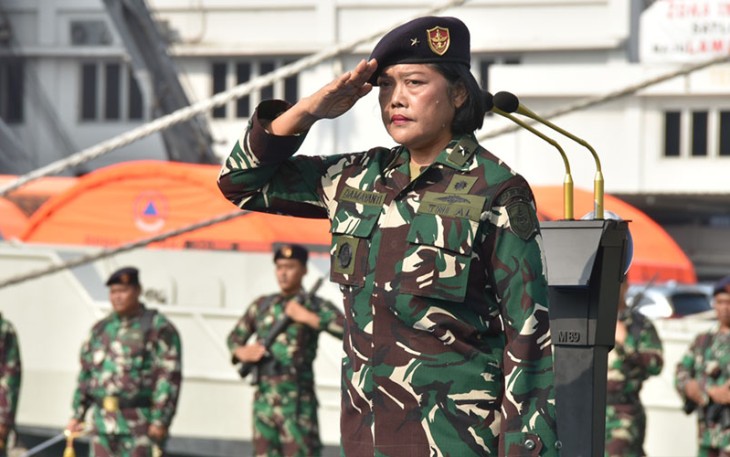 Inspektur Kolinlamil Laksma TNI Damayanti bertindak sebagai Inspektur Upacara dalam Upacara Bendera tanggal 17 yang dilaksanakan di Lapangan Moeljono Silam, Mako Kolinlamil Tanjung Priok, Jakarta Utara.