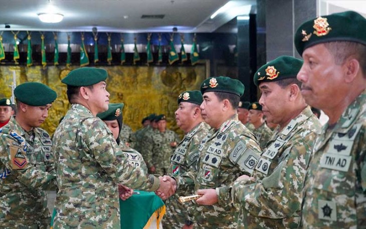 Kasad saat Pimpin Sertijab Pangdivif 1 Kostrad, Kapoksahli Pangkostrad dan Penyerahan Jabatan Kasetum Kostrad serta Tradisi Korps Prajurit Kostrad