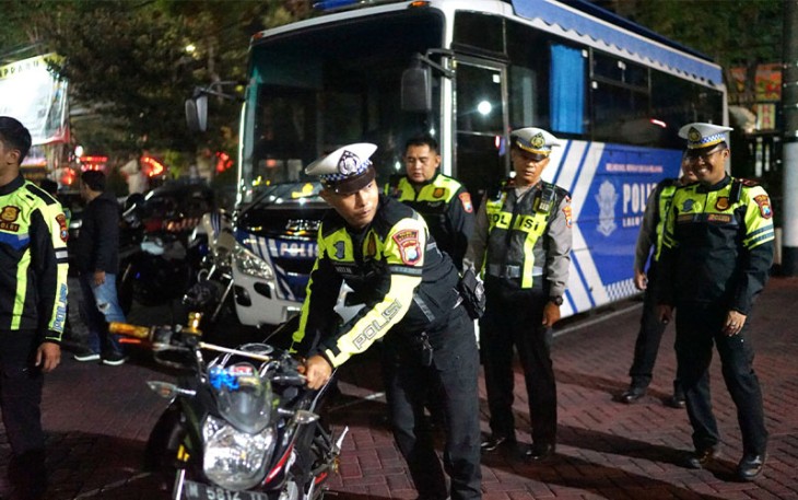 Kepolisian Resor Malang, Polda Jatim, kembali menertibkan aksi balap liar yang digelar di Jalur Lingkar Barat (Jalibar) Kecamatan Ngajum, Kabupaten Malang, Sabtu (23/12/2023) dini hari.