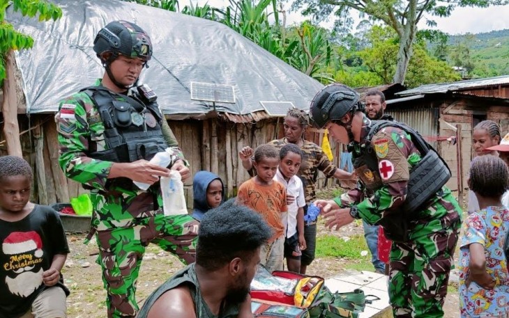 Satgas Yonif Raider 142/KJ Gandeng Babinsa saat Beri Pelayanan Kesehatan Warga