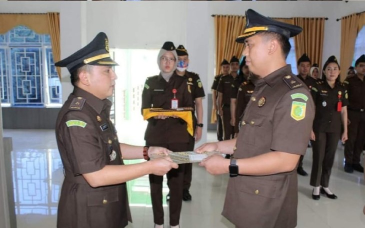 Serah terima jabatan struktural dari Kepala Seksi Intelijen, Lutfi Fresly  S.H ,M.H kepada  Sosor A.S. Panggabean dan dari Kepala Seksi Tindak Pidana Khusus lama, Hendra Catur Putra, S.H. kepada Kepala Seksi Tindak Pidana Khusus baru, Meri Aryani, S.H., M.H. di Aula Kejaksaan kota Pagaralam, Rabu (22/02/2023).