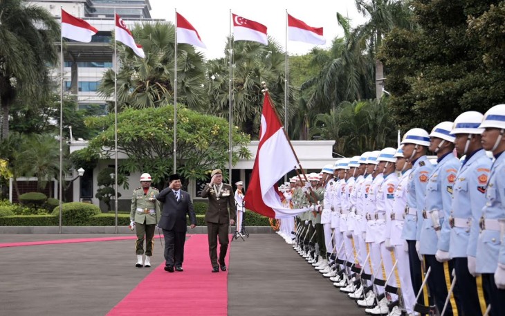 Menteri Pertahanan Republik Indonesia Prabowo Subianto, saat menerima kunjungan kehormatan Panglima Angkatan Bersenjata Singapura.