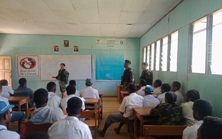 Satgas Yonif Mekanis 203/AK Hadir di SMAN 2 Makki saat Berikan Wawasan Kebangsaan