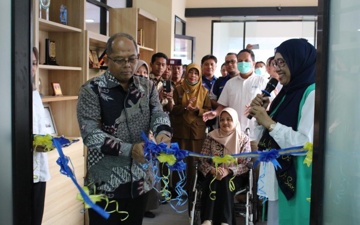 Kepala Badan Penelitian dan Pengembangan (Litbang) SDM Kementerian Kominfo RI Dr. Hary Budiarto, S.T., M.Kom., IPM., saat meresmikan gedung baru UPT BPSDMP Kominfo Surabaya, di jl. Ketajen, Kec. Gedangan, Kab. Sidoarjo, Jawa Timur, Senin sore (13/3/2023). 