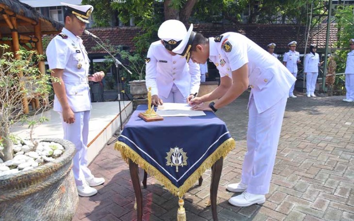 Upacara penyerahan jabatan Komandan Kapal Angkatan Laut (KAL) VIII-07 yang digelar di Lapangan Apel Satuan KAL AAL, Ksatrian AAL, Bumimoro Surabaya, Jumat (8/12).