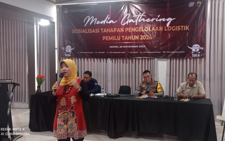 Ketua KPU Kab Kediri Ninik Sunarmi saat memberikan pemaparan dihadapan puluhan jurnalis Kediri