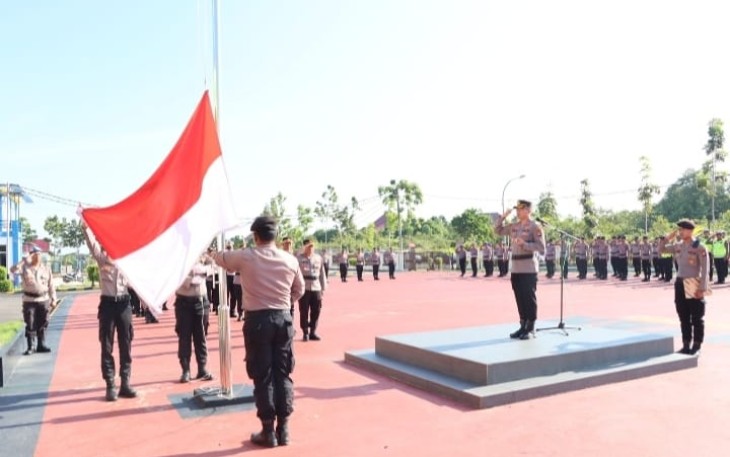 Polres Bintan laksanakan upacara sekaligus pemberian penghargaan terhadap personil yang berprestasi bertempat di Lapangan Apel Polres Bintan pada Senin (22/5/2023).