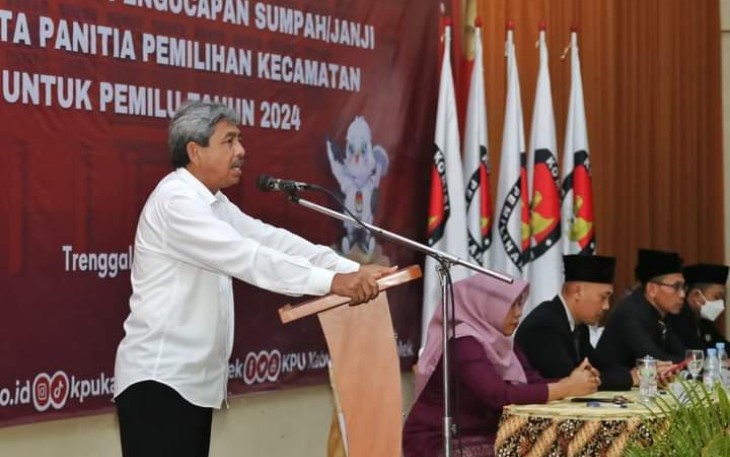 Sekretaris Daerah Kabupaten Trenggalek, Drs. Edy Soepriyanto, saat memberikan sambutan pada pelantikan PPK Kecamatan di Hotel Hayam Wuruk, Rabu (4/1/2023).