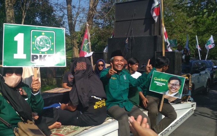 Iring-iringan rombongan Bacaleg PKB saat tiba di depan Kantor KPU Karanganyar, Sabtu (13/5/2023) sore.