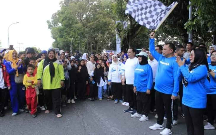 Bupati Labuhanbatu saat lepas peserta jalan santai yg digelar PWI Labuhanbatu