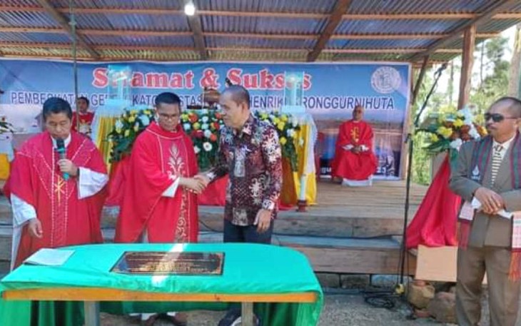 Wakil Bupati Samosir Martua Sitanggang Hadir di Pemberkatan Gereja Katolik Santo Henrikus Ronggurnihuta