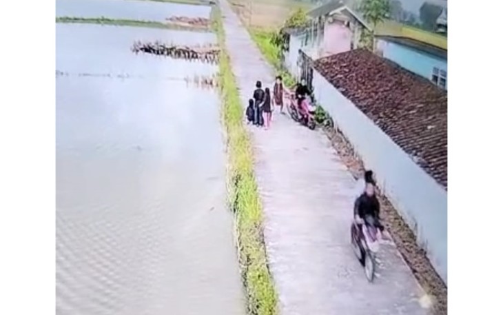 Pria Perampas Handphone Anak di Jalan Desa Yosowinangun Terekam CCTV