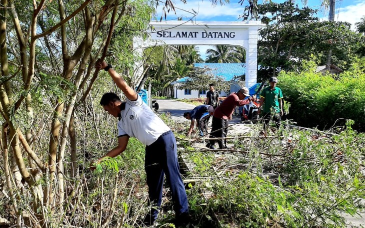 Pos TNI Angkatan Laut (Posal) Midai melakukan kegiatan sosial bersama  masyarakat Kecamatan  Midai, gotong royong bersihkan lingkungan di sekitar jalan ke Pelabuhan Perintis Midai Kelurahan Sabang Barat Kecamatan Midai Kabupaten Natuna. Jum'at (08/12/2023)