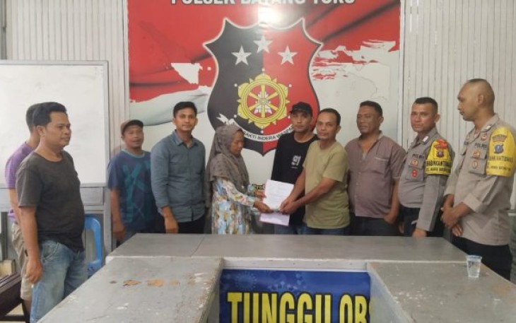 Kanit Reskrim Polsek Batang Toru, Ipda Ery J Situmorang, SH, bersama Bhabinkamtibmas, Bripka Jonkennedi Habahean, sukses damaikan kembali kasus pencurian, Jumat (10/11/2023).