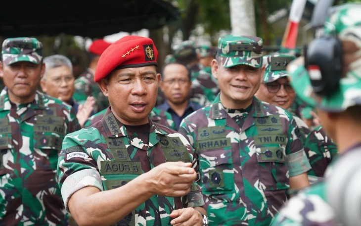 Kasad Jenderal TNI Agus Subiyanto, S.E., M.Si., saat meninjau Training Center (TC) sekaligus melepas Kontingen Petembak TNI AD di Markas Kopassus Cijantung, Jakarta, Selasa (14/11/2023) yang akan bertanding pada AARM  ke -31 di Thailand. 