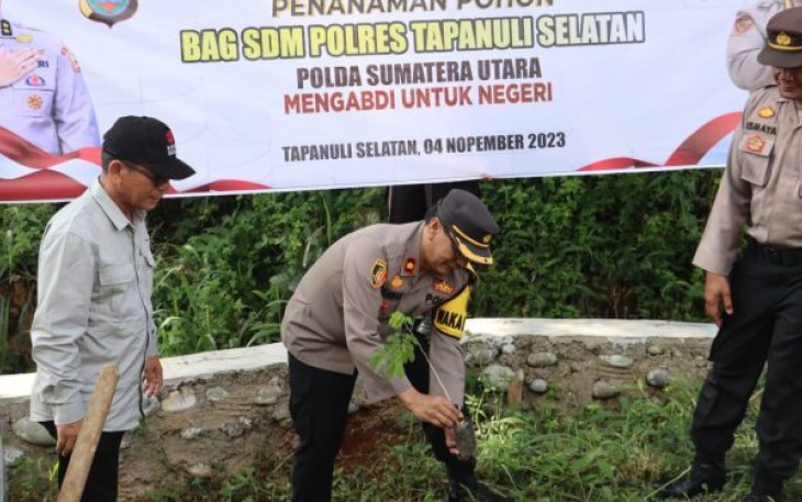 Sebagai wujud dukungan pelestarian lingkungan, Polres Tapanuli Selatan (Tapsel) menggelar aksi tanam Ratusan bibit Pohon berbagai jenis, Sabtu (4/11/2023) pagi.