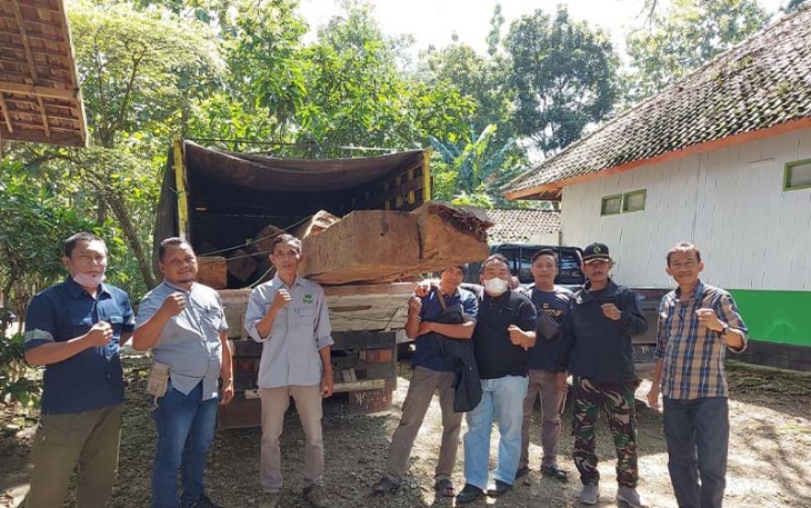 Petugas gabungan dari Perhutani KPH Cepu mengamankan belasan batang kayu jati ilegal dan satu unit truk.