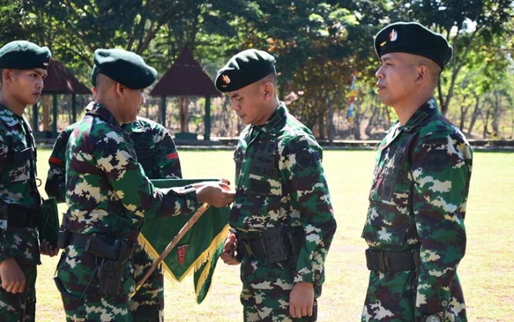 Danbrigif 21/Komodo Letkol Inf Andi A. Wibowo, S.Sos., M.I.Pol Pimpin Upacara Sertijab Danyonif 744/SYB