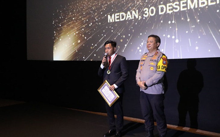 Kapolda Sumut, Irjen Pol Agung Setya Imam Effendi, saat memberikan penghargaan kepada anggota Polri dan 2 anggota TNI atas berbagai prestasi yang diterohkan dalam pengungkapan kasus kejahatan dan tugas lainnya.