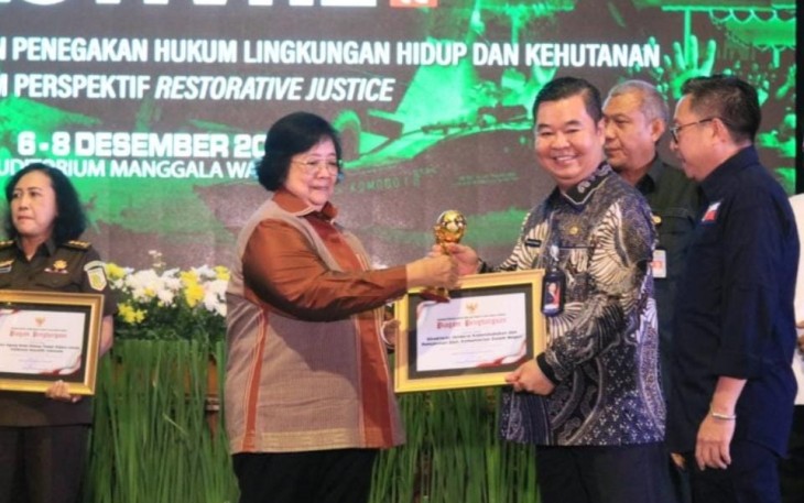 Ditjen Dukcapil Kementerian Dalam Negeri menerima penghargaan Gakkum Award Tahun 2023 dari Kementerian Lingkungan Hidup dan Kehutanan (KLHK) di Manggala Wanabhakti, Jakarta, Kamis (7/12/2023).