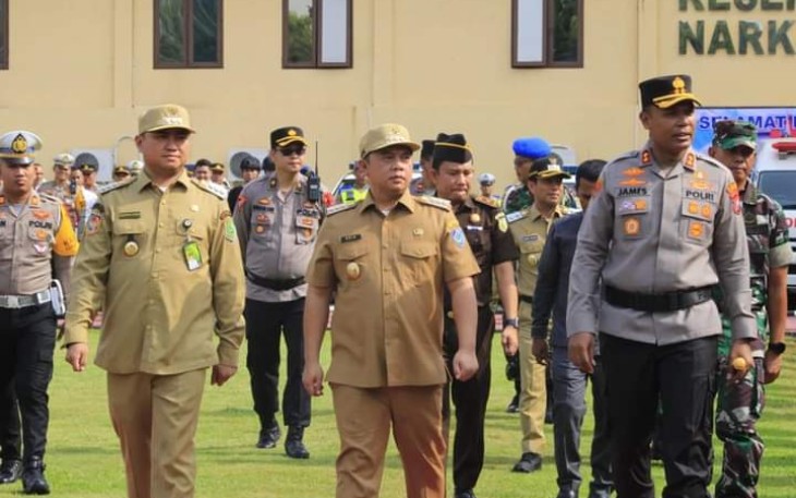 Bupati Labuhanbatu dr. H. Erik Adtrada Ritonga, MKM saat cek kesiapan pasukan OPS Ketupat Toba 2023 di lapangan Mapolres Labuhanbatu Senin17/4/2023 pada apel gelar pasukan OPS ketupat 2023.