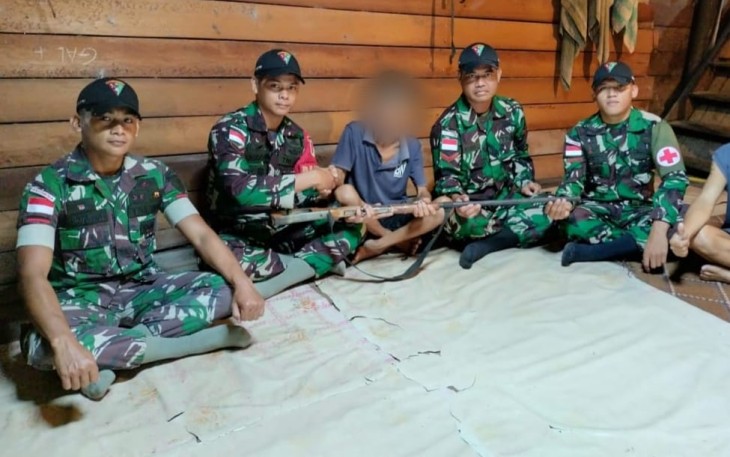 Satgas Pamtas Yonarmed 19/105 Trk Bogani saat Terima Satu Pucuk Senpi Rakitan dari Warga Desa Binaan